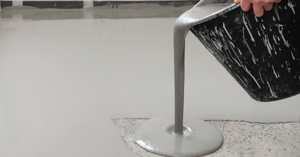 Aplicación de autonivelante cementicio en losa de concreto