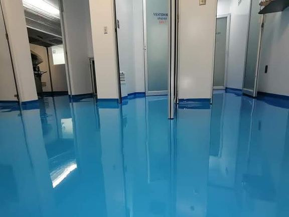 Corredor con piso azul y blanco