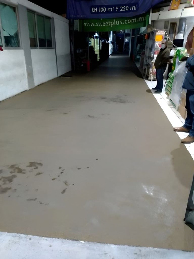 Corredor de instalación farmacéutica con cuarto limpio