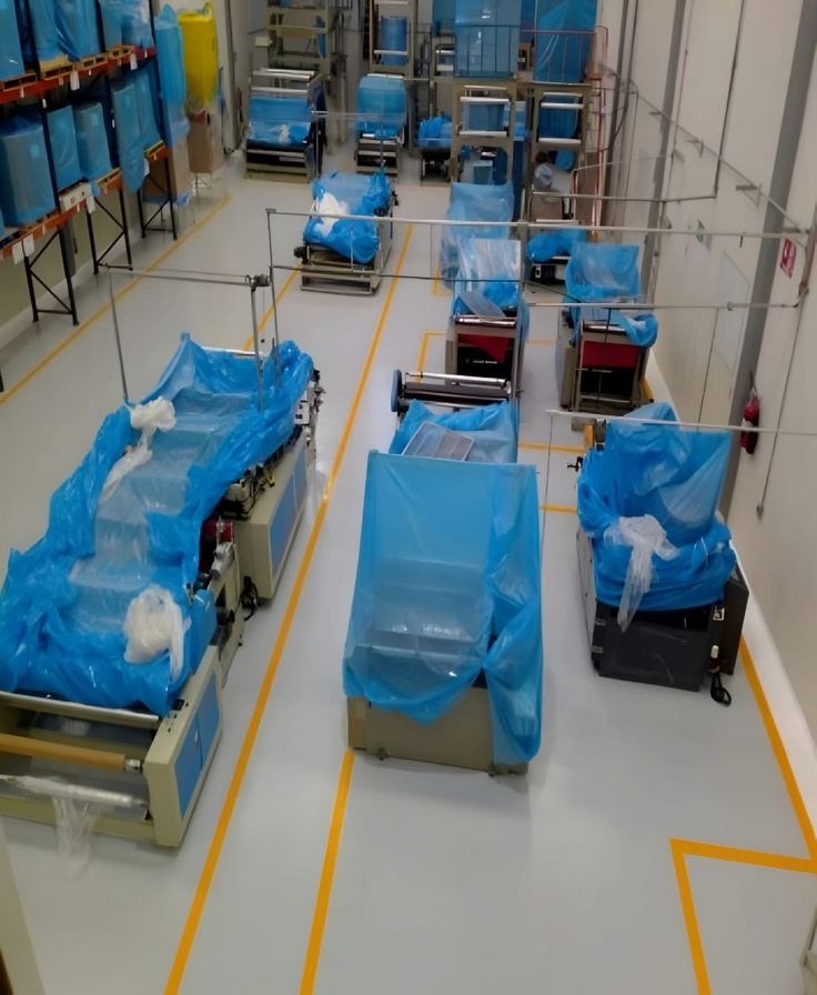 Equipo y cubetas de mezcla de material epóxico en obra