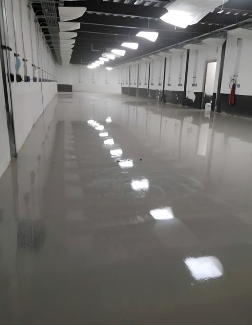 Pasillo de almacén con piso gris pulido