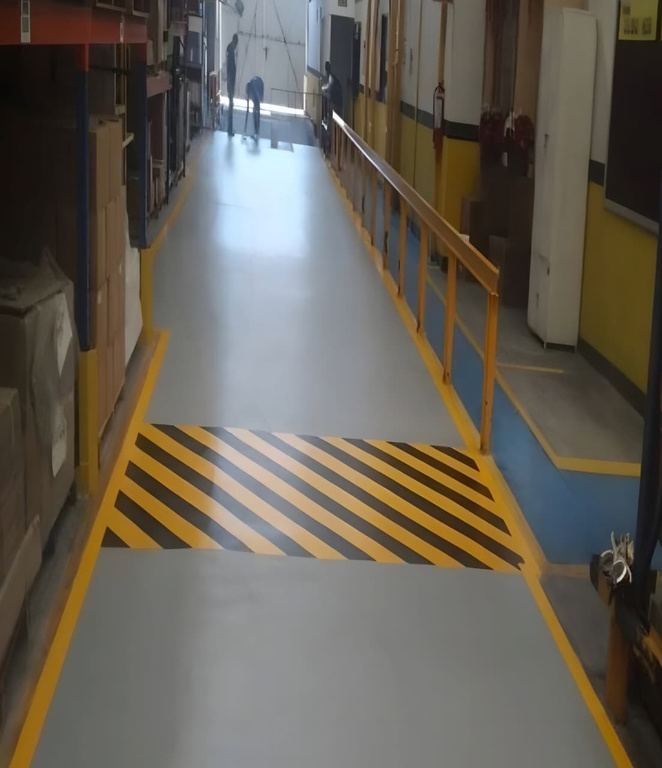 Pasillo con franjas de seguridad para tráfico pesado