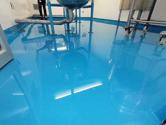 Piso azul con maquinaria de acabado