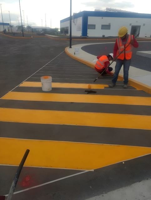 Señalización amarilla en piso exterior
